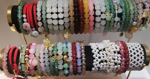 5月30日，手工活外發(fā)加工網(wǎng)，靈活就業(yè)好項(xiàng)目，傳承傳統(tǒng)手工，手工之家的外發(fā)手工項(xiàng)目如何，圖為勵(lì)志珠珠繡串珠手工產(chǎn)品剪影