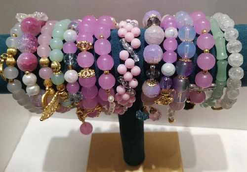 5月30日，手工活外發(fā)加工網(wǎng)，靈活就業(yè)好項(xiàng)目，傳承傳統(tǒng)手工，手工之家的外發(fā)手工項(xiàng)目如何，圖為勵(lì)志珠珠繡串珠手工產(chǎn)品剪影