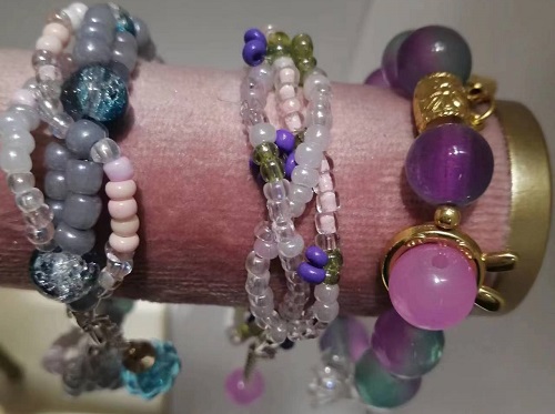 5月30日，手工活外發(fā)加工網(wǎng)，靈活就業(yè)好項(xiàng)目，傳承傳統(tǒng)手工，手工之家的外發(fā)手工項(xiàng)目如何，圖為勵(lì)志珠珠繡串珠手工產(chǎn)品剪影