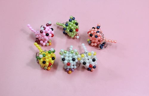 5月31日，在家能做的手工活兼職，帶回家做的手工項(xiàng)目，老手工平臺(tái)，手工之家加工材料也豐富，圖為勵(lì)志珠珠繡串珠手工產(chǎn)品剪影