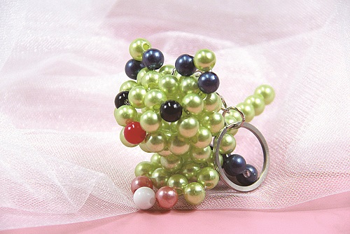 5月31日，在家能做的手工活兼職，帶回家做的手工項(xiàng)目，老手工平臺(tái)，手工之家加工材料也豐富，圖為勵(lì)志珠珠繡串珠手工產(chǎn)品剪影