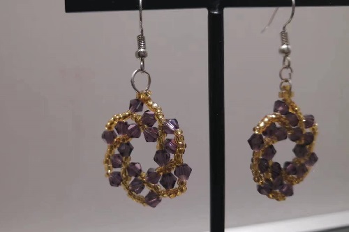 6月1日，手工活外發(fā)一手貨源，在家做手工掙錢(qián)，靈活就業(yè)好手工項(xiàng)目，手工之家的純手工產(chǎn)品加工人員和消費(fèi)者都喜歡，圖為勵(lì)志珠珠繡串珠手工產(chǎn)品剪影