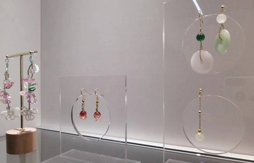 6月1日，手工活外發(fā)一手貨源，在家做手工掙錢(qián)，靈活就業(yè)好手工項(xiàng)目，手工之家的純手工產(chǎn)品加工人員和消費(fèi)者都喜歡，圖為勵(lì)志珠珠繡串珠手工產(chǎn)品剪影