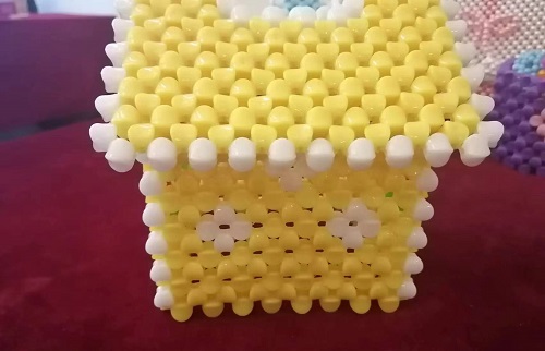 6月3日，手工活拿回家做在哪里找？居家專兼職的好副業(yè)，可以開飾品加工廠，手工之家的手工項(xiàng)目可以這樣做，圖為勵(lì)志珠珠繡串珠手工產(chǎn)品剪影