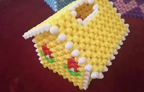 6月3日，手工活拿回家做在哪里找？居家專兼職的好副業(yè)，可以開飾品加工廠，手工之家的手工項(xiàng)目可以這樣做，圖為勵(lì)志珠珠繡串珠手工產(chǎn)品剪影