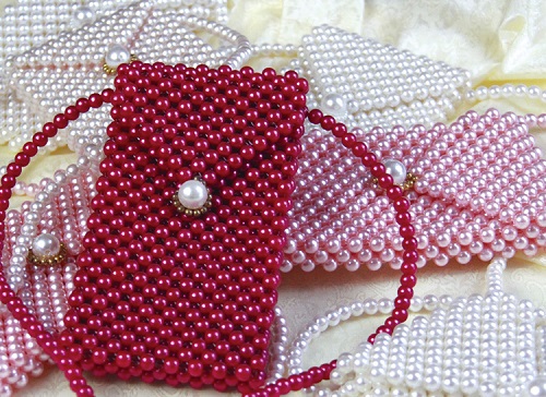 6月6日，手工活從哪里找廠家，可靠的串珠手工項(xiàng)目，靈活就業(yè)好手工，在手工之家，付出與收獲一致,圖為勵(lì)志珠珠繡串珠手工產(chǎn)品剪影