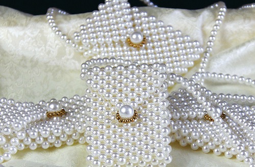 6月6日，手工活從哪里找廠家，可靠的串珠手工項(xiàng)目，靈活就業(yè)好手工，在手工之家，付出與收獲一致,圖為勵(lì)志珠珠繡串珠手工產(chǎn)品剪影