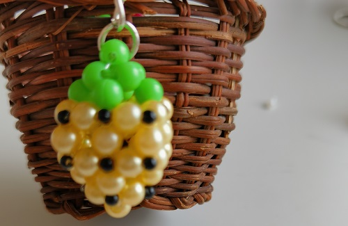 6月7日，外發(fā)手工活正規(guī)平臺(tái)，居家手工串珠靈活就業(yè)，在手工之家，家庭主婦做手工有優(yōu)勢(shì)，圖為勵(lì)志珠珠繡串珠手工產(chǎn)品剪影