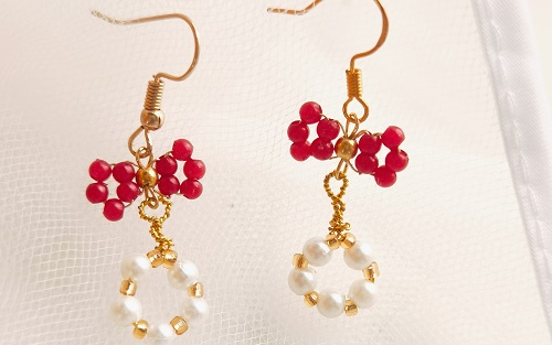 6月9日，兼職手工活外發(fā)加工在家可做，純手工項(xiàng)目在家專兼職都能干，手工之家的手工項(xiàng)目需要大家珍惜和努力，圖為勵(lì)志珠珠繡串珠手工產(chǎn)品剪影