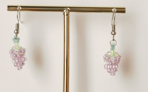 6月9日，兼職手工活外發(fā)加工在家可做，純手工項(xiàng)目在家專兼職都能干，手工之家的手工項(xiàng)目需要大家珍惜和努力，圖為勵(lì)志珠珠繡串珠手工產(chǎn)品剪影