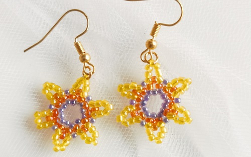 6月9日，兼職手工活外發(fā)加工在家可做，純手工項(xiàng)目在家專兼職都能干，手工之家的手工項(xiàng)目需要大家珍惜和努力，圖為勵(lì)志珠珠繡串珠手工產(chǎn)品剪影