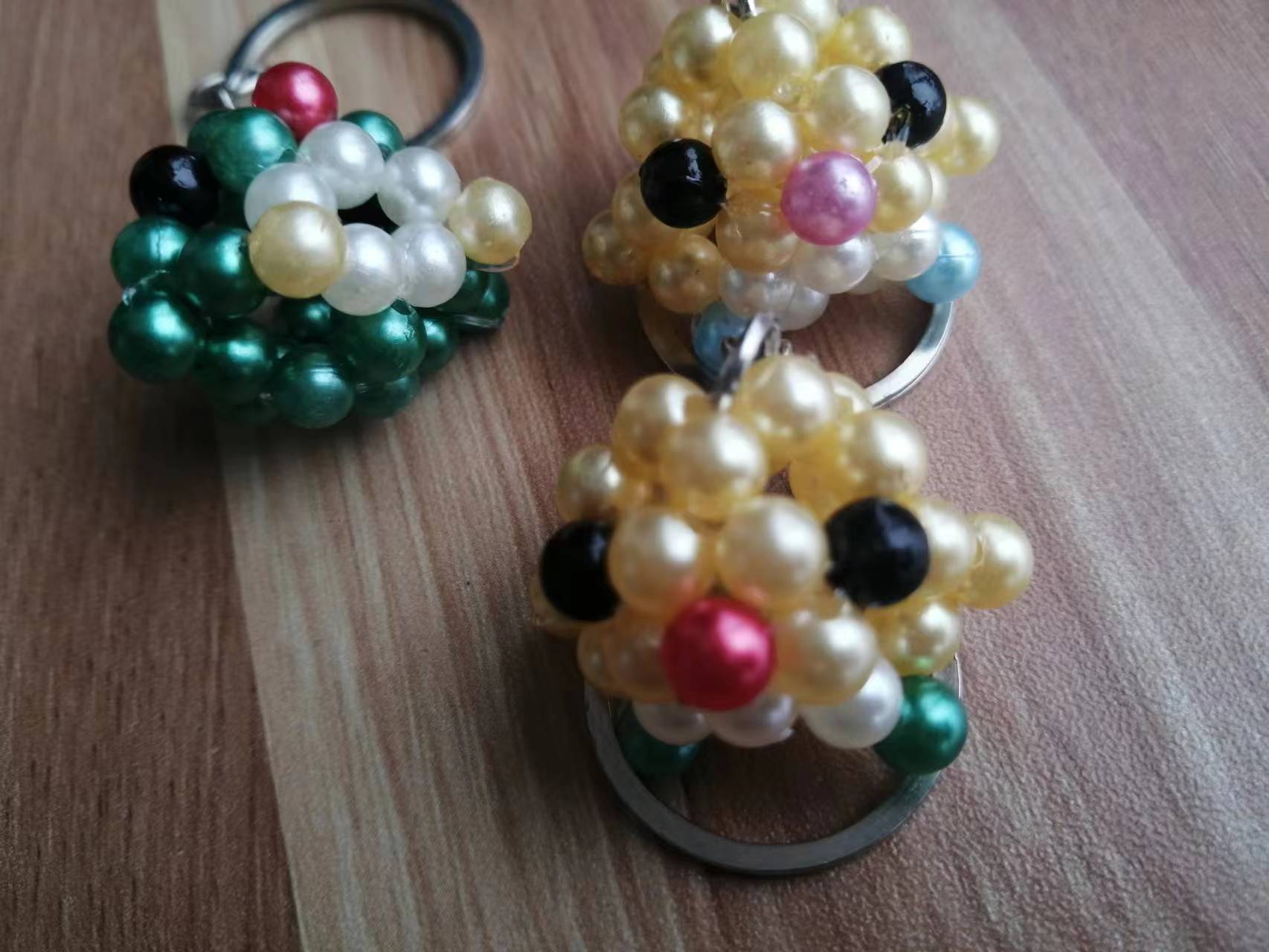 6月10日，手工活外發(fā)加工網(wǎng)，在家做串珠手工掙錢，在手工之家,這幾點(diǎn)決定了成品銷售做的好,圖為勵(lì)志珠珠繡串珠手工產(chǎn)品剪影