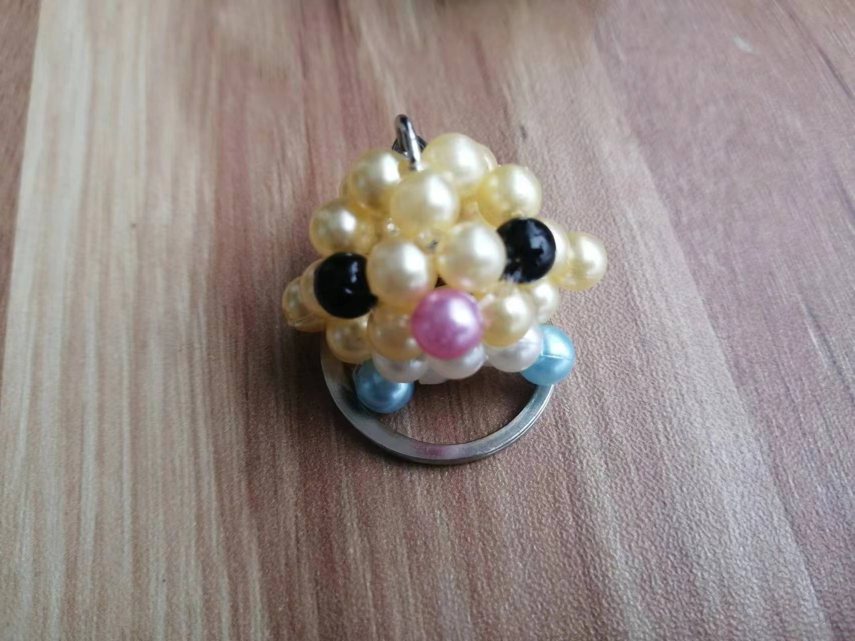 6月10日，手工活外發(fā)加工網(wǎng)，在家做串珠手工掙錢，在手工之家,這幾點(diǎn)決定了成品銷售做的好,圖為勵(lì)志珠珠繡串珠手工產(chǎn)品剪影