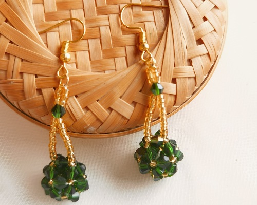 6月11日，在家做兼職的正規(guī)平臺，在家做手工靈活就業(yè)，開飾品加工廠掙錢，在手工之家，定位準更容易有好收入，圖為勵志珠珠繡串珠手工產(chǎn)品剪影