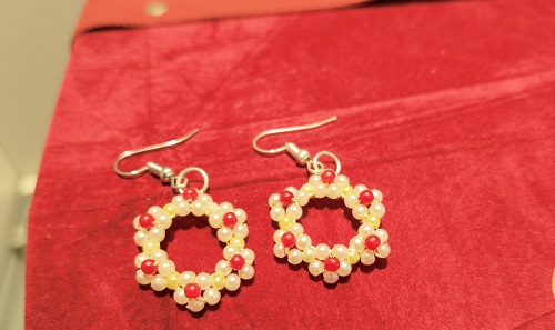 6月11日，在家做兼職的正規(guī)平臺，在家做手工靈活就業(yè)，開飾品加工廠掙錢，在手工之家，定位準更容易有好收入，圖為勵志珠珠繡串珠手工產(chǎn)品剪影