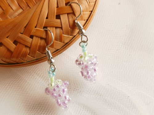 6月11日，在家做兼職的正規(guī)平臺，在家做手工靈活就業(yè)，開飾品加工廠掙錢，在手工之家，定位準更容易有好收入，圖為勵志珠珠繡串珠手工產(chǎn)品剪影