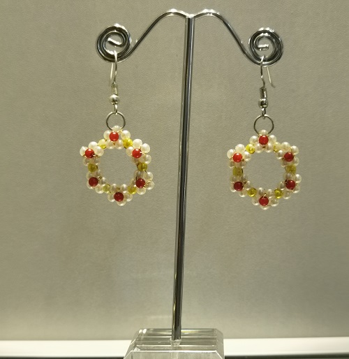 6月11日，在家做兼職的正規(guī)平臺，在家做手工靈活就業(yè)，開飾品加工廠掙錢，在手工之家，定位準更容易有好收入，圖為勵志珠珠繡串珠手工產(chǎn)品剪影