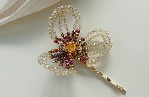 6月12日，手工活兼職招聘信息，在家做串珠手工項(xiàng)目掙錢，手工之家的純手工適合家里靈活就業(yè)創(chuàng)業(yè)，圖為勵(lì)志珠珠繡串珠手工產(chǎn)品剪影