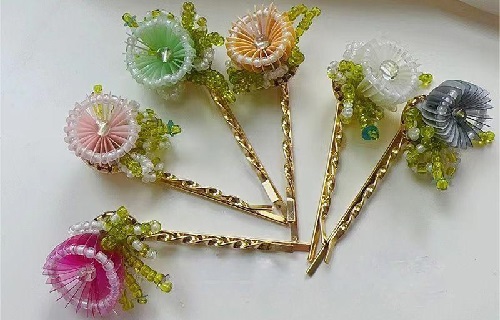 6月13日，外發(fā)加工接單，開飾品加工廠，正規(guī)廠家的手工，手工之家的手工實(shí)力因?yàn)槭冀K綜合發(fā)展，圖為勵(lì)志珠珠繡串珠手工產(chǎn)品剪影