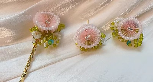 6月13日，外發(fā)加工接單，開飾品加工廠，正規(guī)廠家的手工，手工之家的手工實(shí)力因?yàn)槭冀K綜合發(fā)展，圖為勵(lì)志珠珠繡串珠手工產(chǎn)品剪影