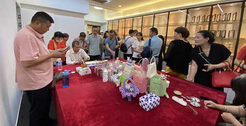 飾品加工廠+移動(dòng)潮品店，讓大家一起做手工掙錢 ------ 記石家莊項(xiàng)目考察團(tuán)隊(duì)到手工之家考察合作