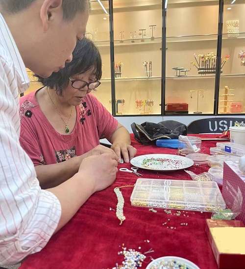 山東69歲崔大媽來(lái)手工之家考察學(xué)習(xí)合作，為什么做的比很多人都要強(qiáng)