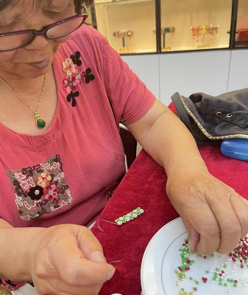 山東69歲崔大媽來(lái)手工之家考察學(xué)習(xí)合作，為什么做的比很多人都要強(qiáng)