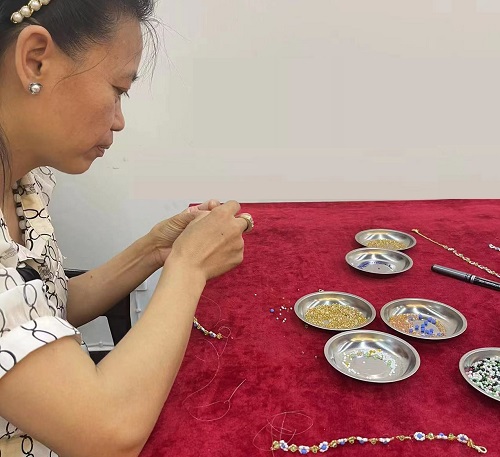 山東69歲崔大媽來(lái)手工之家考察學(xué)習(xí)合作，為什么做的比很多人都要強(qiáng)