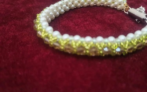 6月16日，手工活兼職是真的嗎，拿回家做的手工項(xiàng)目，可以開飾品加工廠的純手工，手工之家加工銷售合作都有保障，圖為勵(lì)志珠珠繡串珠手工產(chǎn)品剪影