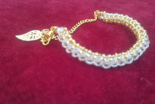 6月16日，手工活兼職是真的嗎，拿回家做的手工項(xiàng)目，可以開飾品加工廠的純手工，手工之家加工銷售合作都有保障，圖為勵(lì)志珠珠繡串珠手工產(chǎn)品剪影