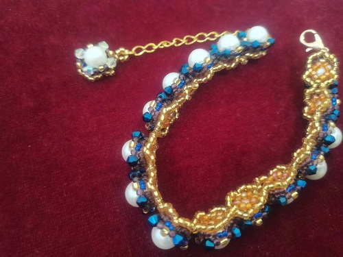 6月16日，手工活兼職是真的嗎，拿回家做的手工項(xiàng)目，可以開飾品加工廠的純手工，手工之家加工銷售合作都有保障，圖為勵(lì)志珠珠繡串珠手工產(chǎn)品剪影