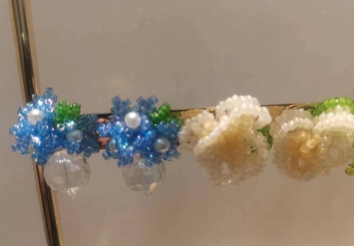 6月18日，外發(fā)手工領(lǐng)回家做，開飾品加工廠，在家做手工掙錢，在手工之家做好手工項(xiàng)目需要這樣做，圖為勵(lì)志珠珠繡串珠手工產(chǎn)品剪影