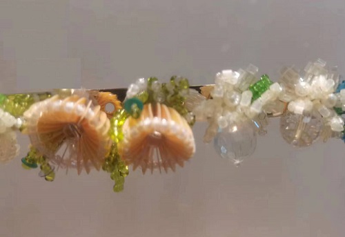 6月18日，外發(fā)手工領(lǐng)回家做，開飾品加工廠，在家做手工掙錢，在手工之家做好手工項(xiàng)目需要這樣做，圖為勵(lì)志珠珠繡串珠手工產(chǎn)品剪影