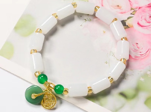 6月19日，手工活外發(fā)一手貨源，開飾品加工廠，居家副業(yè)掙錢，手工之家的純手工產(chǎn)品讓人喜歡，圖為勵志珠珠繡串珠手工產(chǎn)品剪影