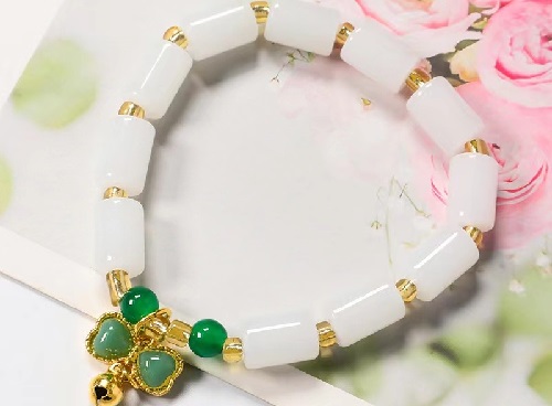 6月19日，手工活外發(fā)一手貨源，開飾品加工廠，居家副業(yè)掙錢，手工之家的純手工產(chǎn)品讓人喜歡，圖為勵志珠珠繡串珠手工產(chǎn)品剪影