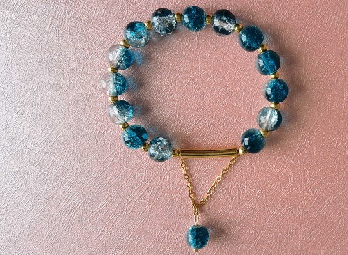 6月20日，手工活外發(fā)加工正規(guī)廠家直接發(fā)貨，開飾品加工廠，在家做的手工，在手工之家選擇安全環(huán)保的手工項目，圖為勵志珠珠繡串珠手工產(chǎn)品剪影