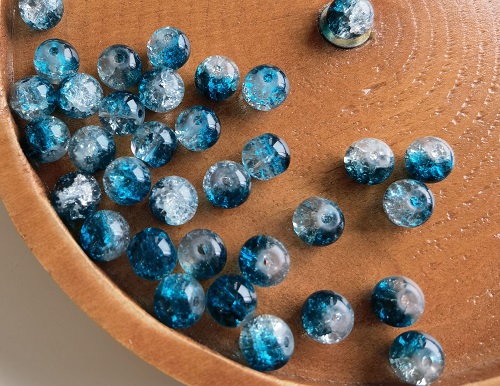 6月20日，手工活外發(fā)加工正規(guī)廠家直接發(fā)貨，開飾品加工廠，在家做的手工，在手工之家選擇安全環(huán)保的手工項目，圖為勵志珠珠繡串珠手工產(chǎn)品剪影