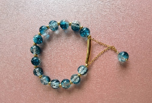 6月20日，手工活外發(fā)加工正規(guī)廠家直接發(fā)貨，開飾品加工廠，在家做的手工，在手工之家選擇安全環(huán)保的手工項目，圖為勵志珠珠繡串珠手工產(chǎn)品剪影