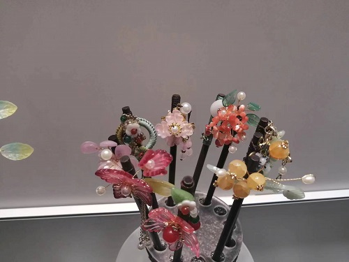 6月21日，手工活拿回家做在哪里找，靈活就業(yè)創(chuàng)業(yè)，開飾品加工廠，選擇手工之家，這個(gè)手工項(xiàng)目自由靈活，圖為勵(lì)志珠珠繡串珠手工產(chǎn)品剪影