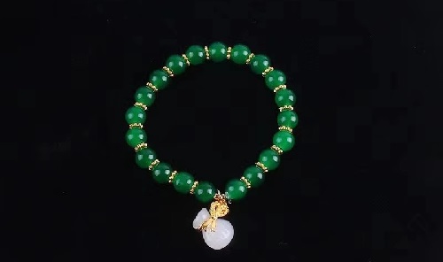 6月22日，手工活接單平臺，靈活就業(yè)的手工，開飾品加工廠，手工之家與手工項目相互成就，圖為勵志珠珠繡串珠手工產品剪影