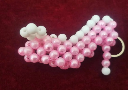 6月23日，手工活從哪里找廠家，想接正規(guī)廠家的手工項(xiàng)目，開飾品加工廠，居家掙錢選手工之家的純手工項(xiàng)目，圖為勵(lì)志珠珠繡串珠手工產(chǎn)品剪影