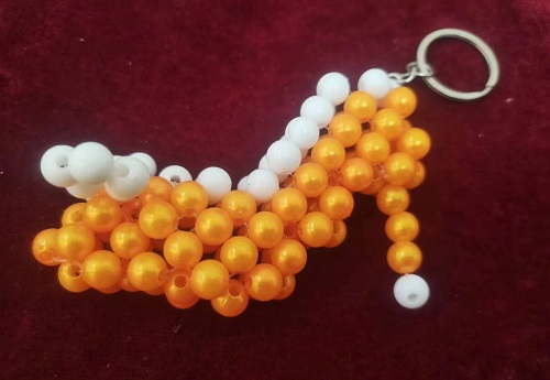 6月23日，手工活從哪里找廠家，想接正規(guī)廠家的手工項(xiàng)目，開飾品加工廠，居家掙錢選手工之家的純手工項(xiàng)目，圖為勵(lì)志珠珠繡串珠手工產(chǎn)品剪影