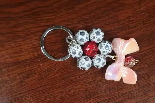 6月24日，手工活外發(fā)加工正規(guī)的廠家，靈活就業(yè)創(chuàng)業(yè)手工項(xiàng)目，開飾品加工廠，手工之家的手工項(xiàng)目，城市農(nóng)村都能做好，圖為勵(lì)志珠珠繡串珠手工產(chǎn)品剪影