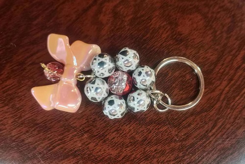 6月24日，手工活外發(fā)加工正規(guī)的廠家，靈活就業(yè)創(chuàng)業(yè)手工項(xiàng)目，開飾品加工廠，手工之家的手工項(xiàng)目，城市農(nóng)村都能做好，圖為勵(lì)志珠珠繡串珠手工產(chǎn)品剪影