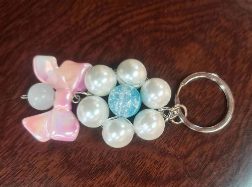 6月24日，手工活外發(fā)加工正規(guī)的廠家，靈活就業(yè)創(chuàng)業(yè)手工項(xiàng)目，開飾品加工廠，手工之家的手工項(xiàng)目，城市農(nóng)村都能做好，圖為勵(lì)志珠珠繡串珠手工產(chǎn)品剪影