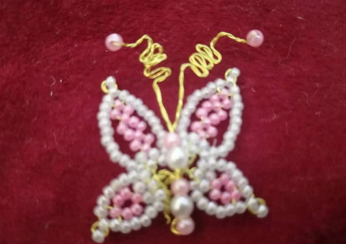 6月27日，外發(fā)手工活正規(guī)平臺(tái)，開飾品加工廠，在家做手工掙錢，選手工之家和手工項(xiàng)目，因?yàn)檎鎸?shí)，圖為加工人員做好的珠繡串珠手工產(chǎn)品剪影