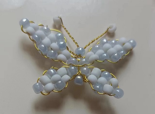 6月27日，外發(fā)手工活正規(guī)平臺(tái)，開飾品加工廠，在家做手工掙錢，選手工之家和手工項(xiàng)目，因?yàn)檎鎸?shí)，圖為加工人員做好的珠繡串珠手工產(chǎn)品剪影