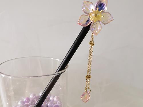 6月28日，在家能做的兼職正規(guī)，手工飾品加工廠掙錢，拿回家做的手工項(xiàng)目，在手工之家每一份事業(yè)都是全力以赴的，圖為勵志珠珠繡串珠手工產(chǎn)品剪影