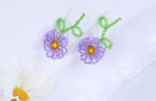 7月1日，手工活外發(fā)一手貨源，開飾品加工廠，在家兼職手工活掙錢，在手工之家，軟實力和硬實力都讓人放心，圖為勵志珠珠繡串珠手工產(chǎn)品剪影