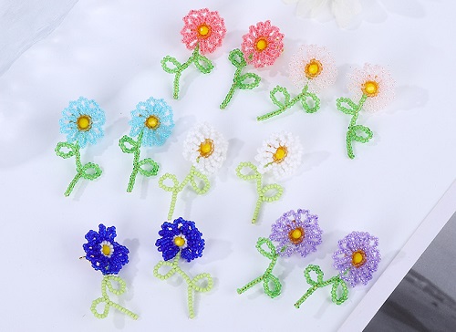 7月1日，手工活外發(fā)一手貨源，開飾品加工廠，在家兼職手工活掙錢，在手工之家，軟實力和硬實力都讓人放心，圖為勵志珠珠繡串珠手工產(chǎn)品剪影